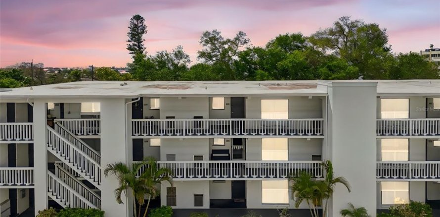 Condo in Belleair Bluffs, Florida, 2 bedrooms  № 2107336