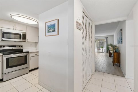 Condo in Belleair Bluffs, Florida, 2 bedrooms  № 2107336 - photo 8