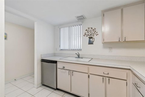 Condo in Belleair Bluffs, Florida, 2 bedrooms  № 2107336 - photo 14