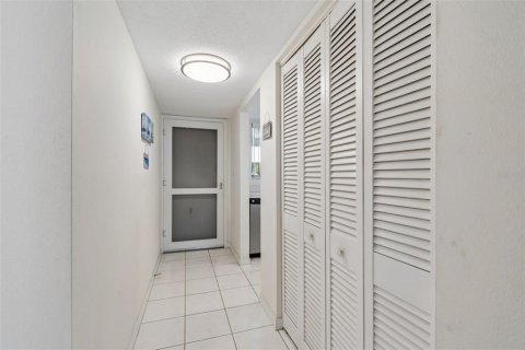 Condo in Belleair Bluffs, Florida, 2 bedrooms  № 2107336 - photo 9
