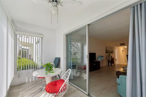 Condo in Belleair Bluffs, Florida, 2 bedrooms  № 2107336 - photo 28