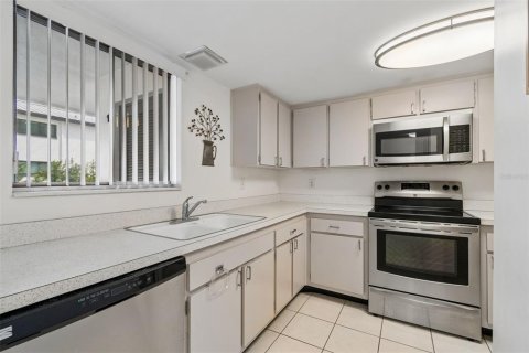 Condo in Belleair Bluffs, Florida, 2 bedrooms  № 2107336 - photo 10