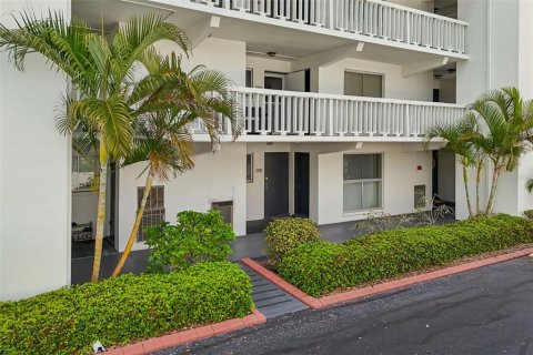Condo in Belleair Bluffs, Florida, 2 bedrooms  № 2107336 - photo 5