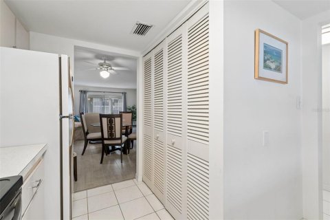 Condo in Belleair Bluffs, Florida, 2 bedrooms  № 2107336 - photo 12