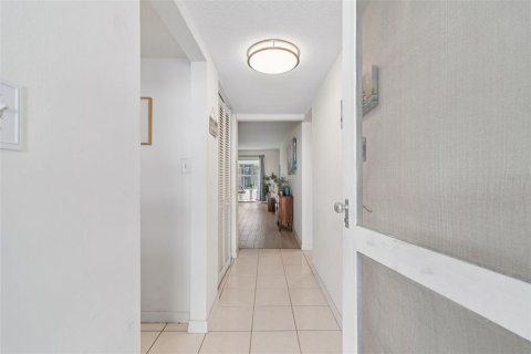 Condo in Belleair Bluffs, Florida, 2 bedrooms  № 2107336 - photo 7