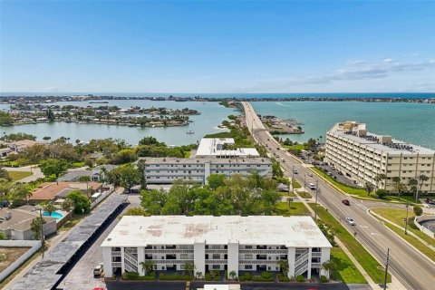 Condo in Belleair Bluffs, Florida, 2 bedrooms  № 2107336 - photo 2