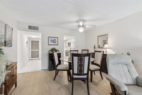 Condo in Belleair Bluffs, Florida, 2 bedrooms  № 2107336 - photo 18