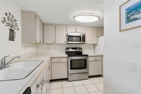 Condo in Belleair Bluffs, Florida, 2 bedrooms  № 2107336 - photo 11