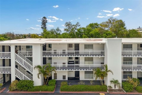 Condo in Belleair Bluffs, Florida, 2 bedrooms  № 2107336 - photo 4