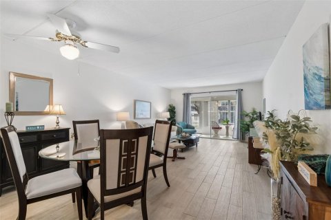Condo in Belleair Bluffs, Florida, 2 bedrooms  № 2107336 - photo 17