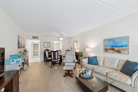 Condo in Belleair Bluffs, Florida, 2 bedrooms  № 2107336 - photo 22