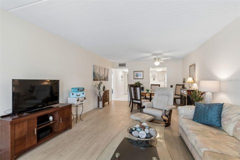 Condo in Belleair Bluffs, Florida, 2 bedrooms  № 2107336 - photo 24