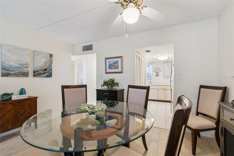 Condo in Belleair Bluffs, Florida, 2 bedrooms  № 2107336 - photo 19