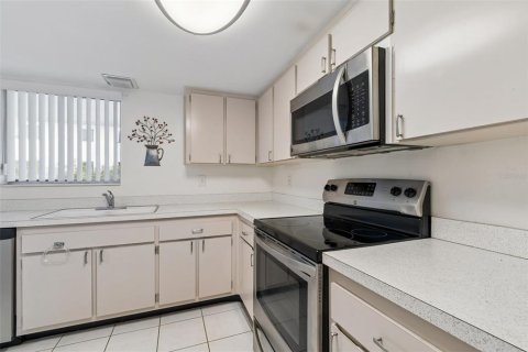 Condo in Belleair Bluffs, Florida, 2 bedrooms  № 2107336 - photo 15
