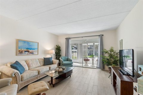 Condo in Belleair Bluffs, Florida, 2 bedrooms  № 2107336 - photo 21