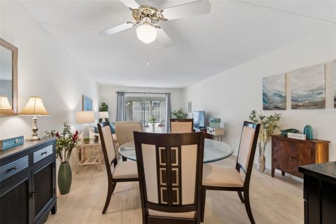 Condo in Belleair Bluffs, Florida, 2 bedrooms  № 2107336 - photo 16
