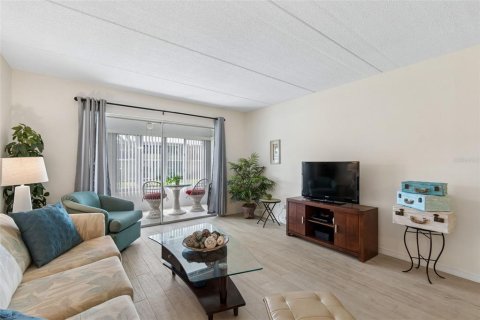 Condo in Belleair Bluffs, Florida, 2 bedrooms  № 2107336 - photo 20