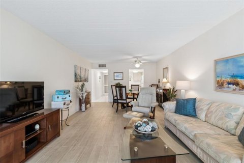 Condo in Belleair Bluffs, Florida, 2 bedrooms  № 2107336 - photo 23