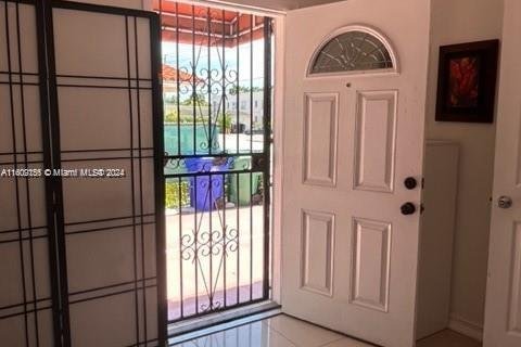 House in Miami, Florida 5 bedrooms, 159.42 sq.m. № 1964834 - photo 23