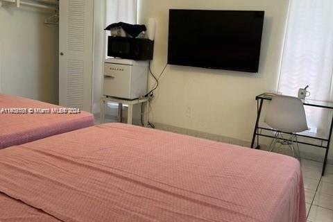 House in Miami, Florida 5 bedrooms, 159.42 sq.m. № 1964834 - photo 8