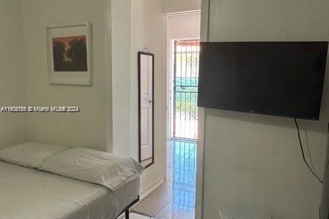 House in Miami, Florida 5 bedrooms, 159.42 sq.m. № 1964834 - photo 21