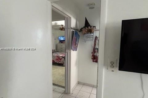 House in Miami, Florida 5 bedrooms, 159.42 sq.m. № 1964834 - photo 28