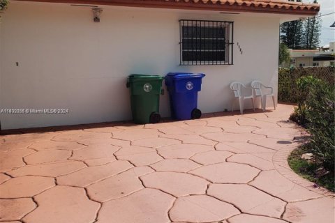 House in Miami, Florida 5 bedrooms, 159.42 sq.m. № 1964834 - photo 4