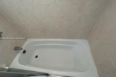 House in Miami, Florida 5 bedrooms, 159.42 sq.m. № 1964834 - photo 26