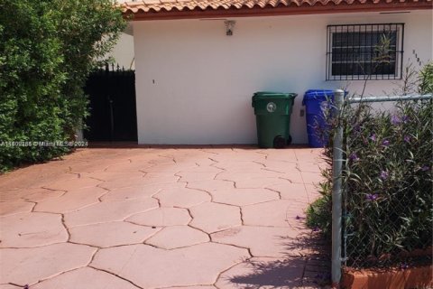 House in Miami, Florida 5 bedrooms, 159.42 sq.m. № 1964834 - photo 3