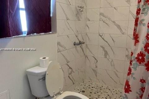 House in Miami, Florida 5 bedrooms, 159.42 sq.m. № 1964834 - photo 14