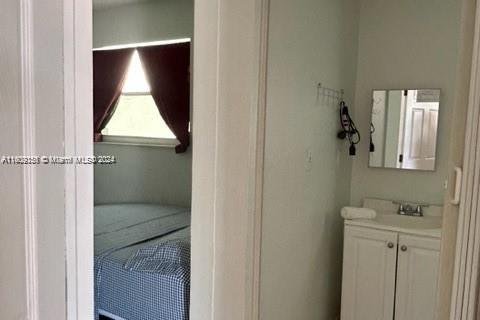 House in Miami, Florida 5 bedrooms, 159.42 sq.m. № 1964834 - photo 24