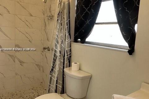 House in Miami, Florida 5 bedrooms, 159.42 sq.m. № 1964834 - photo 18