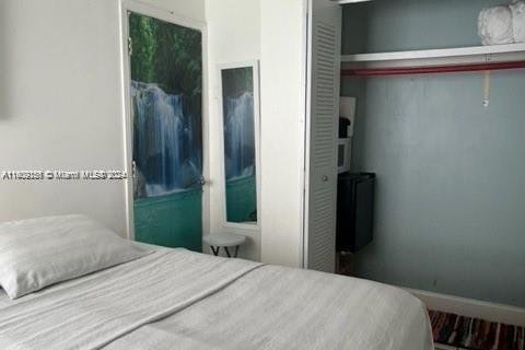 House in Miami, Florida 5 bedrooms, 159.42 sq.m. № 1964834 - photo 12