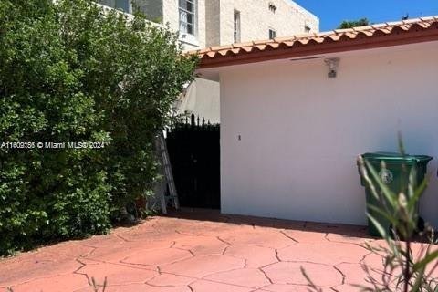 House in Miami, Florida 5 bedrooms, 159.42 sq.m. № 1964834 - photo 5