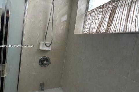 House in Miami, Florida 5 bedrooms, 159.42 sq.m. № 1964834 - photo 25