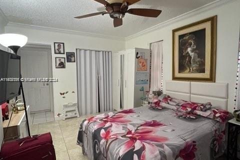 House in Miami, Florida 5 bedrooms, 159.42 sq.m. № 1964834 - photo 30