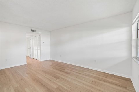 Condo in Saint Petersburg, Florida, 1 bedroom  № 2151528 - photo 13