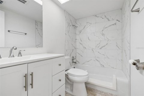 Condo in Saint Petersburg, Florida, 1 bedroom  № 2151528 - photo 15