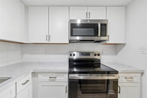Condo in Saint Petersburg, Florida, 1 bedroom  № 2151528 - photo 9