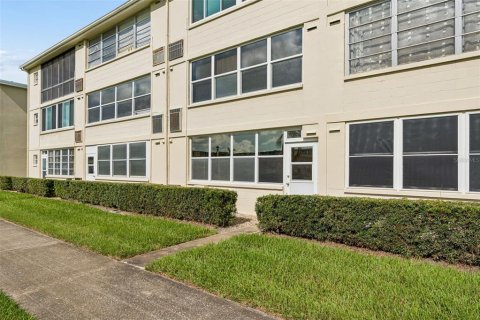 Condo in Saint Petersburg, Florida, 1 bedroom  № 2151528 - photo 23
