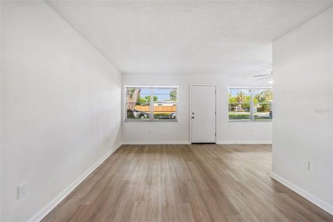Condo in Saint Petersburg, Florida, 1 bedroom  № 2151528 - photo 4