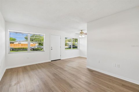 Condo in Saint Petersburg, Florida, 1 bedroom  № 2151528 - photo 5