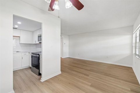 Condo in Saint Petersburg, Florida, 1 bedroom  № 2151528 - photo 8