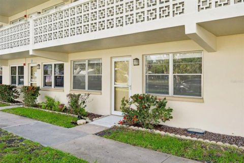 Condo in Saint Petersburg, Florida, 1 bedroom  № 2151528 - photo 2