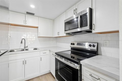 Condo in Saint Petersburg, Florida, 1 bedroom  № 2151528 - photo 11
