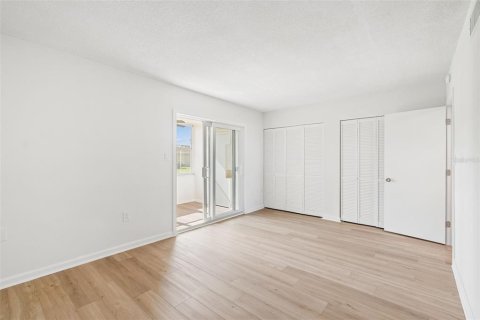 Condo in Saint Petersburg, Florida, 1 bedroom  № 2151528 - photo 17