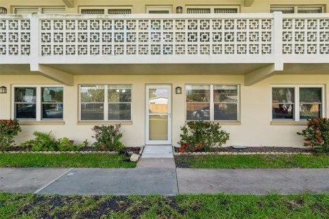 Condo in Saint Petersburg, Florida, 1 bedroom  № 2151528 - photo 3
