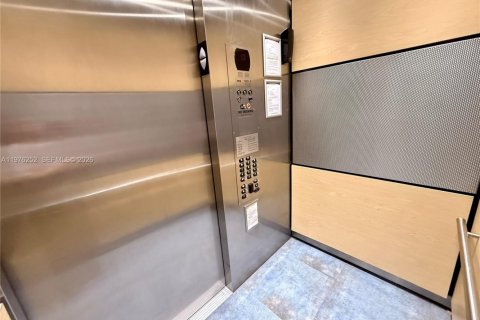 Condo in Hollywood, Florida, 1 bedroom  № 2040460 - photo 4