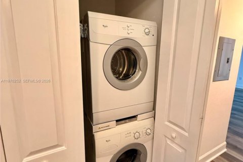 Condo in Hollywood, Florida, 1 bedroom  № 2040460 - photo 21