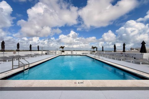 Condo in Hollywood, Florida, 1 bedroom  № 2040460 - photo 24